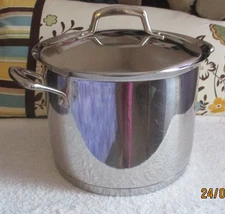 Kirkland Signature 8 Quart Stock Pot Professional Quality with Lid