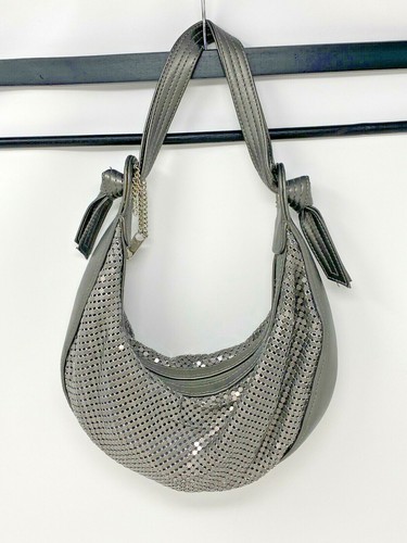 Cartera de malla metálica plateada con cremallera superior mango de cuero sintético 10,5 x 4,75 - Imagen 11 de 12