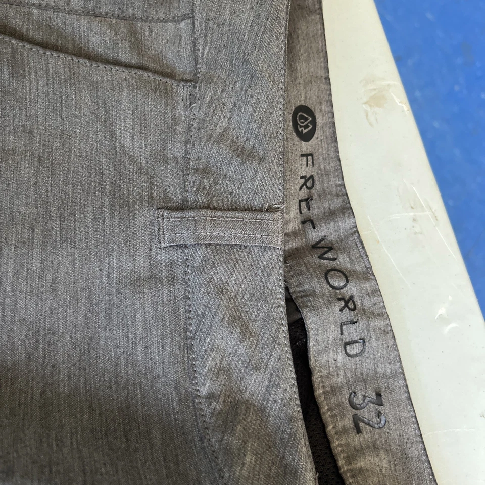 Free World Clothing Co. "Pantalones cortos chinos Discord relajados gris jaspeado 32"" poliéster" Foto 4 de 4