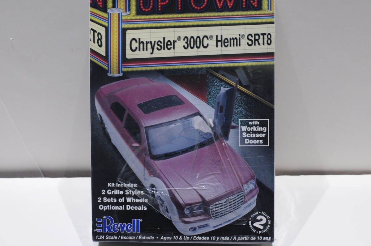 REVELL CHRYSLER 300C HEMI SRT8 UPTOWN SERIES SCALE 1:24