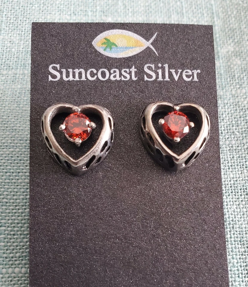 Aretes de corazón abierto de acero inoxidable 316L con ajuste de circonita roja - 1/2 pulgada Foto 2 de 4