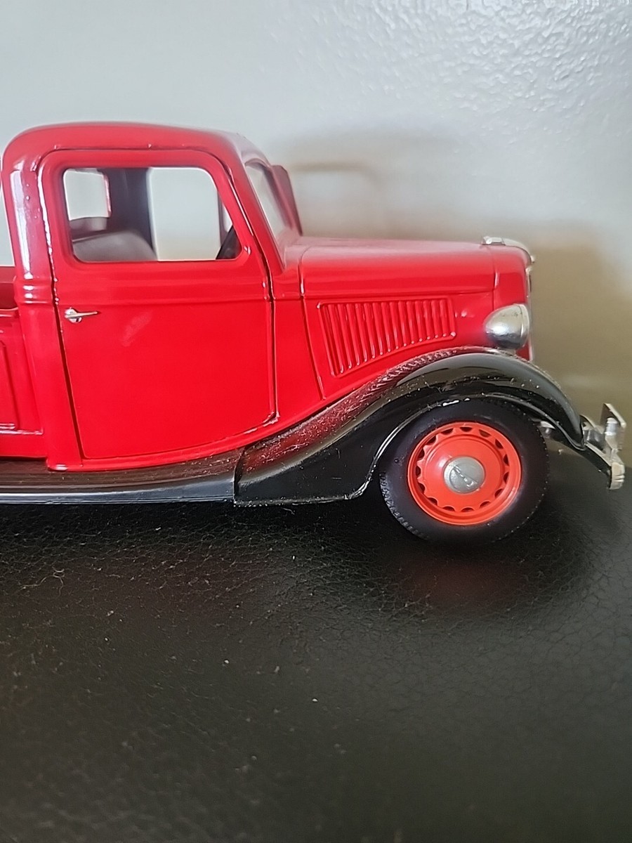 Solido V8 Series DieCast Ford V8 Echelle 1/19 6MO Red Truck