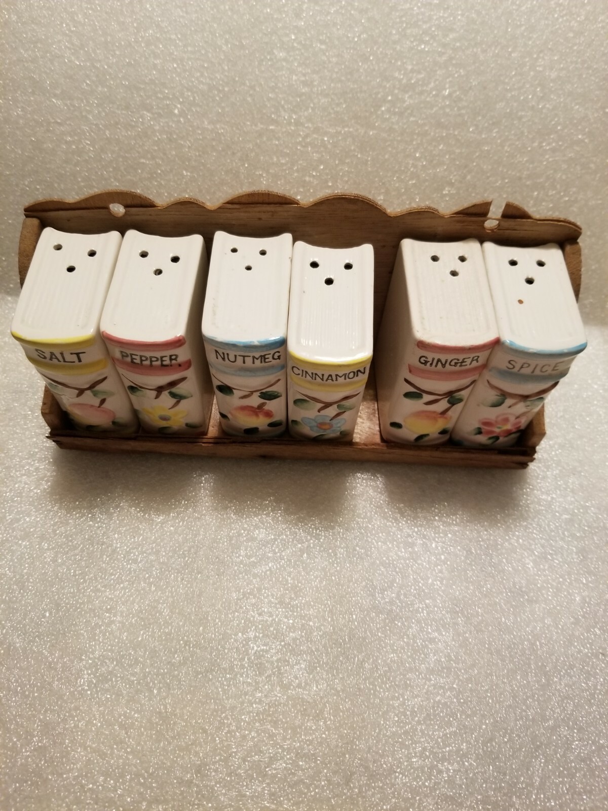 Vintage Wood Rack Fruit Ceramic Shakers Salt Pepper Ginger Cinnamon