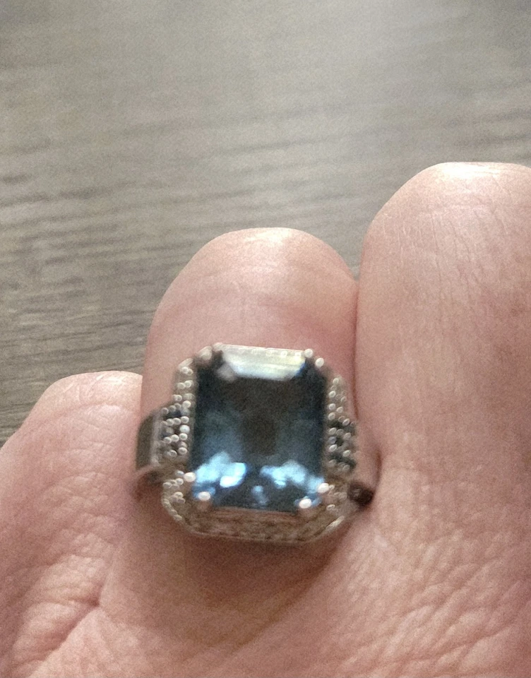 Impresionante anillo de topacio azul y diamantes de Londres Foto 2 de 3