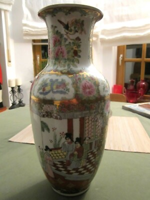 Alte Vase China Famille Rose handbemalt - teilweise erhabenes Dekor gemarkt