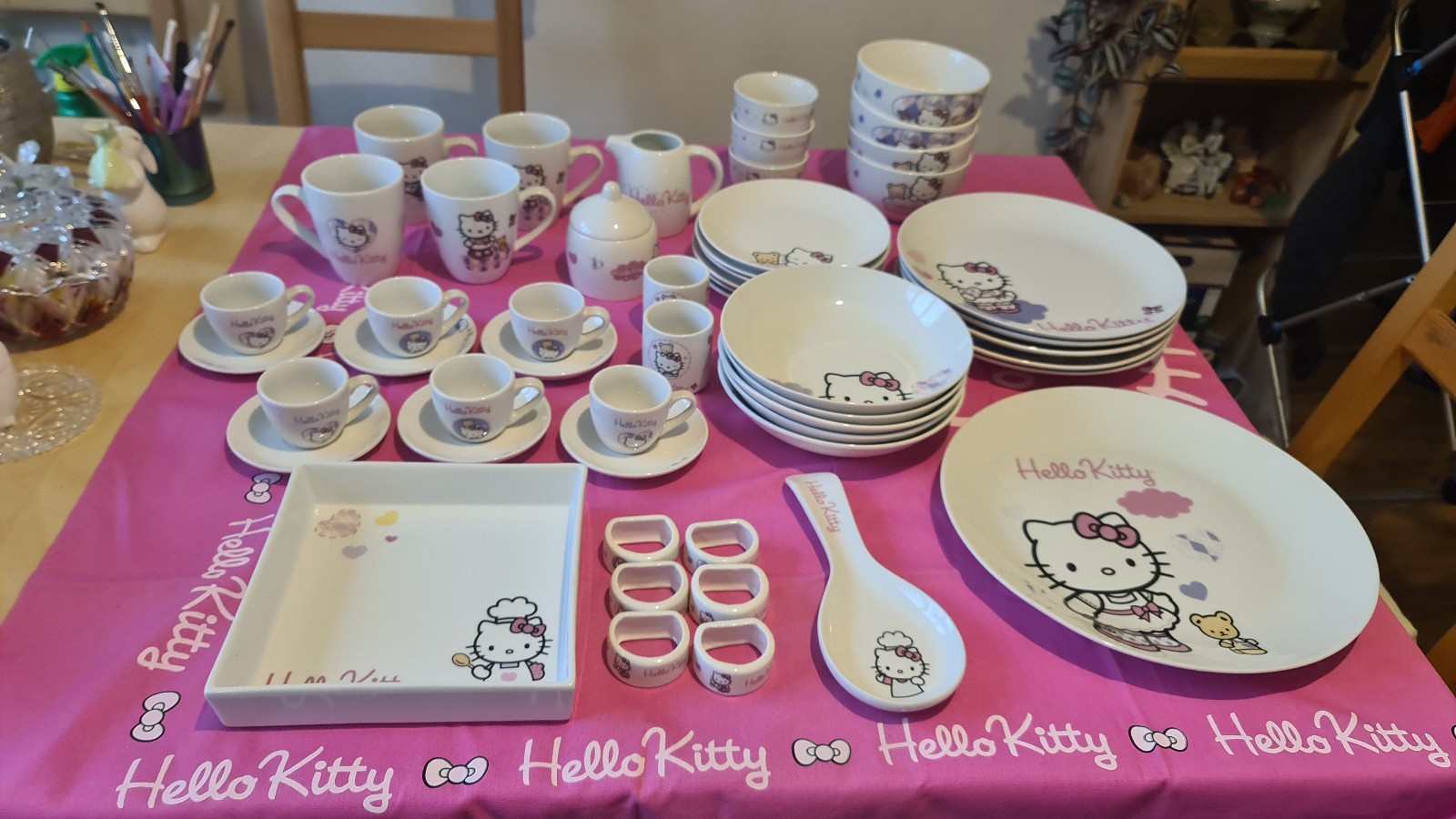 Vaisselle Hello Kitty Party coffret cadeau collector 47 pièces et ses 44 catalogues rétro