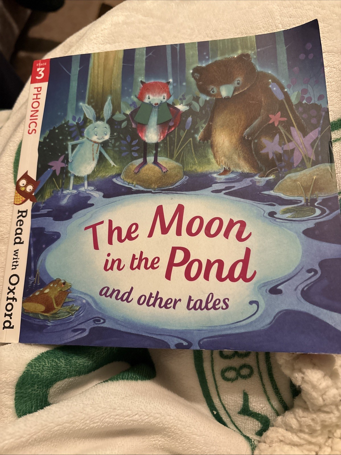 Read with Oxford: Stage 3: Phonics: The Moon in the Pond and Other Tales -