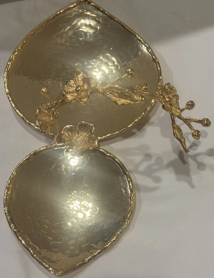 Bandeja dorada con mango de flores para decoración del hogar con forma de aperitivo y fruta con forma de dos pétalos Foto 3 de 4