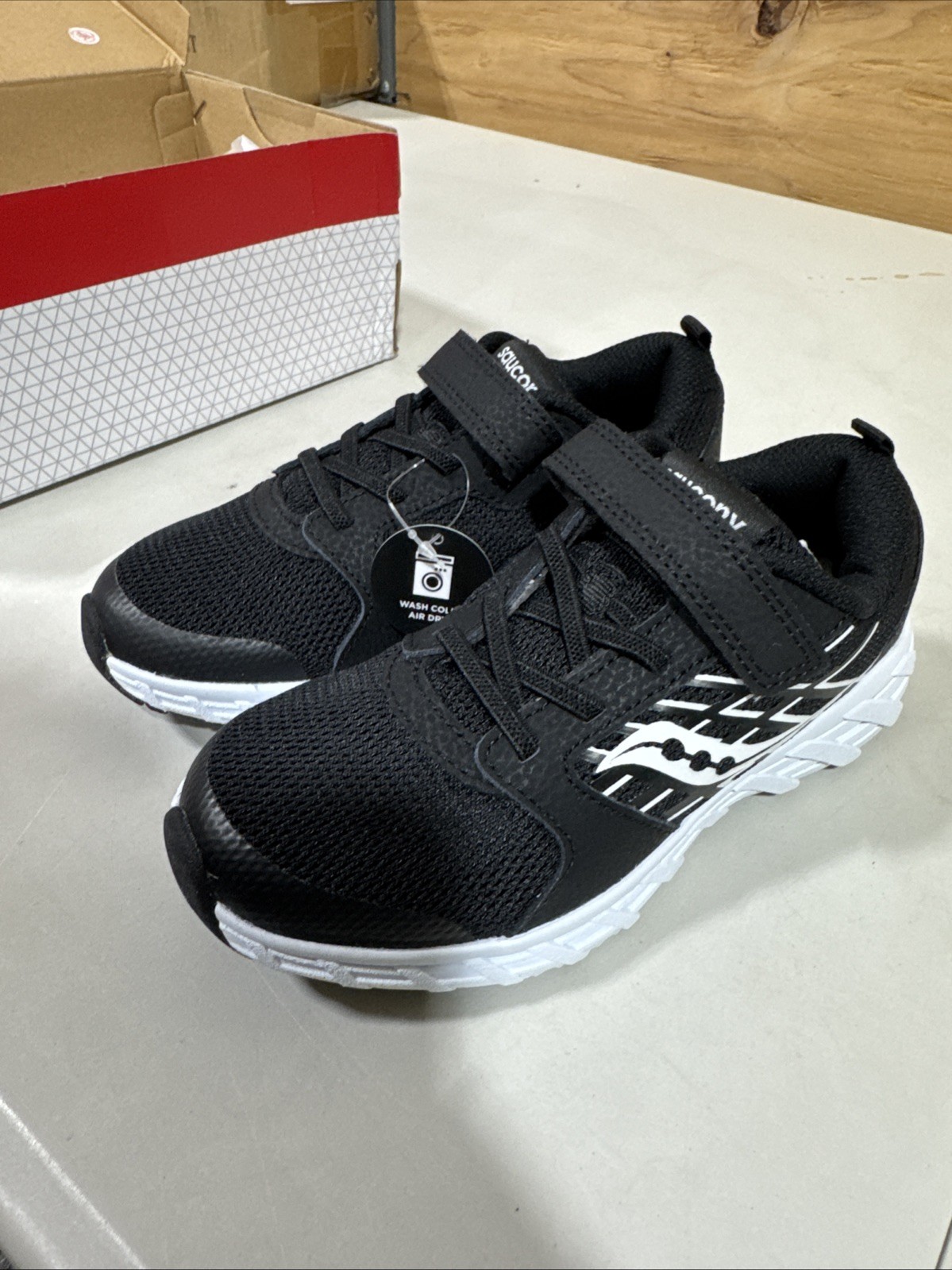 Boys Size 13.5 Saucony Wind 2.0 A/C sneakers in black and white F5 R thumbnail 3