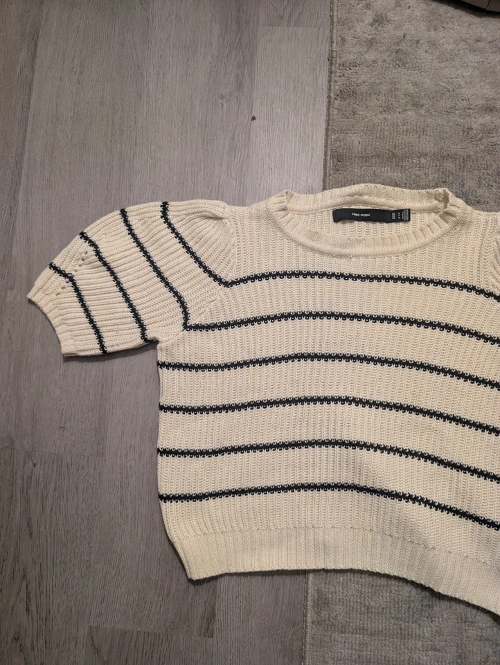 Blusa cropped Vero Moda branca e preta manga folhada listrada malha, tamanho pequeno - Imagem 3 de 4