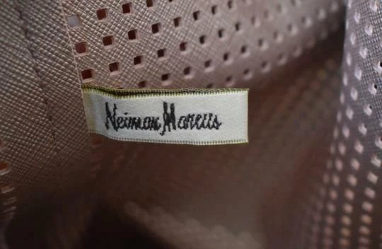 BOLSO DE MANO EXCLUSIVO DE NEIMAN MARCUS ROSA RUBOR NUNCA USADO IMITACIÓN CUERO PERFORADO Foto 3 de 4