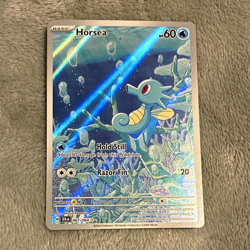 The Pokémon Company Horsea 067/064 Shrouded Fable IR Holo EN 2024 60HP