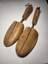 Wood Split Toe Spring Loaded Shoe Tree/Stretchers Men 4" W 12.5" L (Expanded)