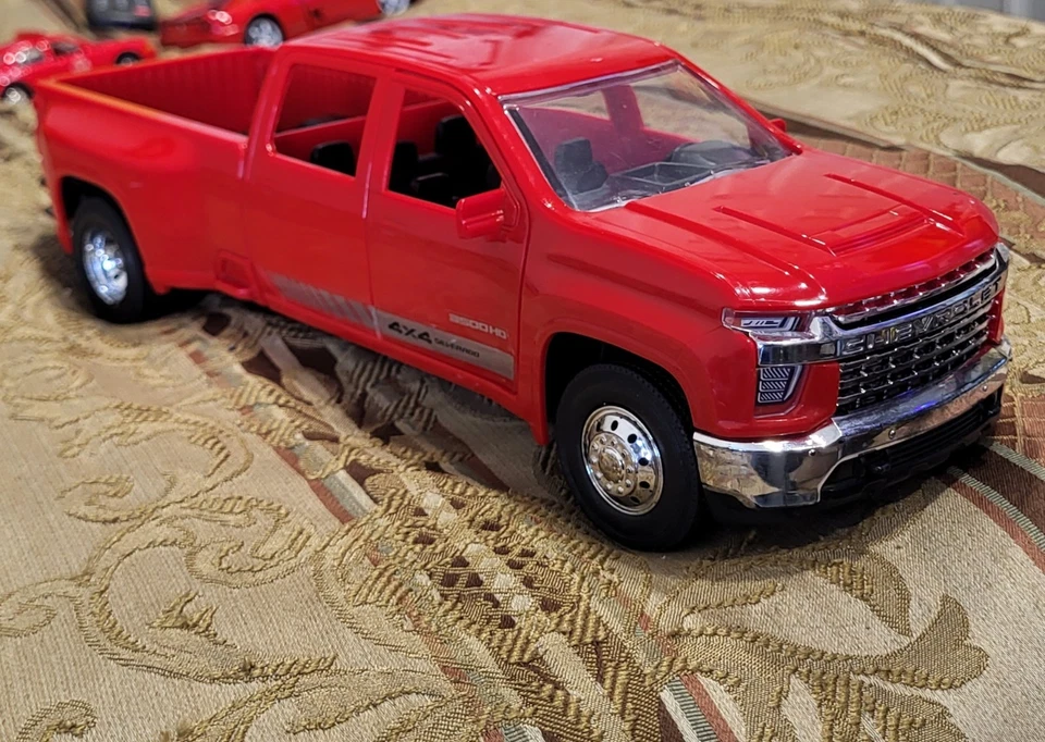 1/20 比例 2020 雪佛兰索罗德 3500HD 塑料双轮皮卡车 (13) 新光 — 第 3/4 张图片