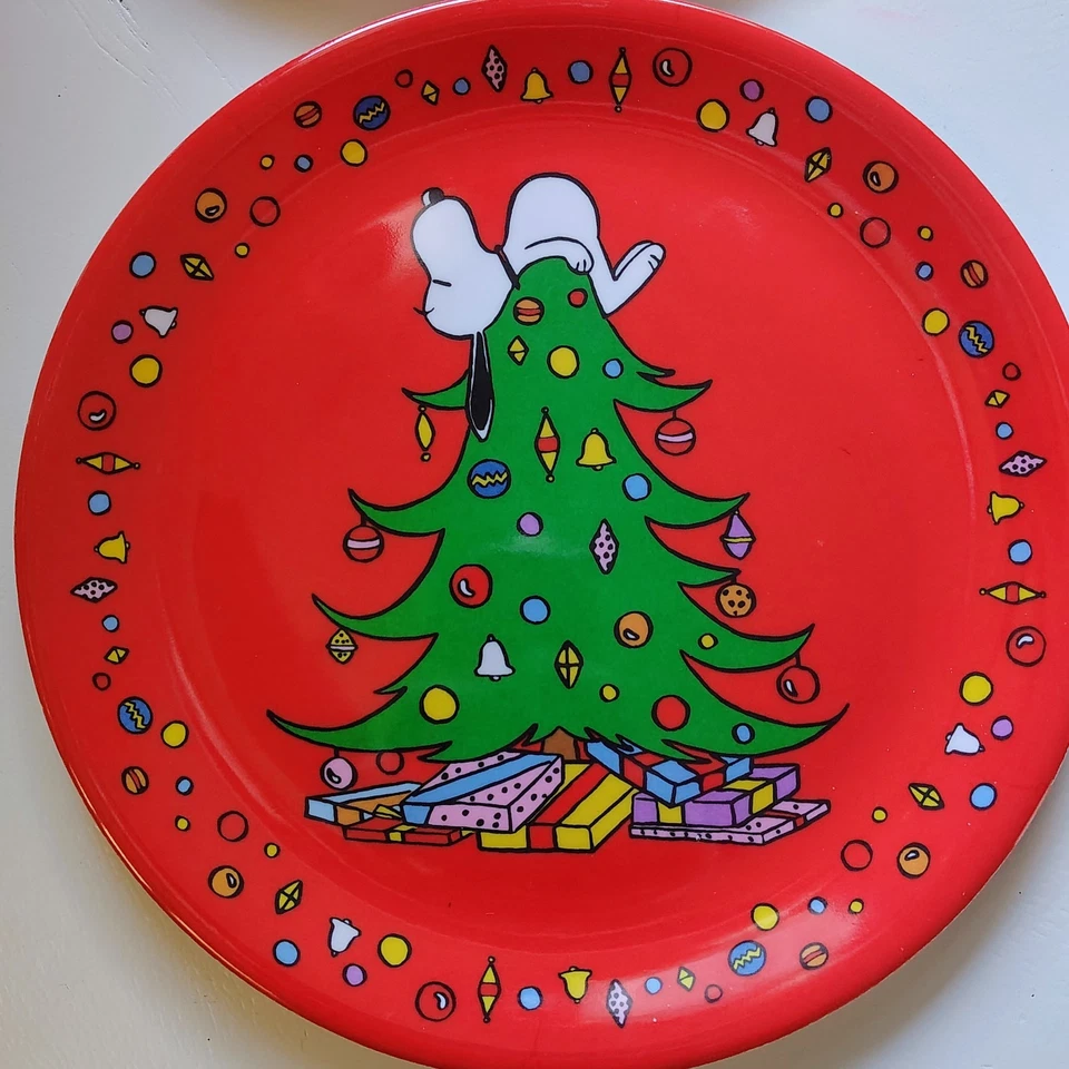 Juego de 4 Platos de Melamina Gibson Árbol de Navidad Peanuts Snoopy Melamina Roja  Foto 2 de 4