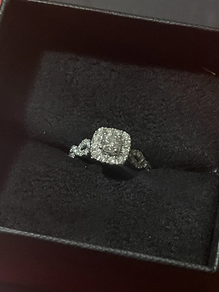 Anillo de compromiso de oro blanco de 14 quilates con diamantes de 7/8 quilates talla 7 Foto 3 de 4