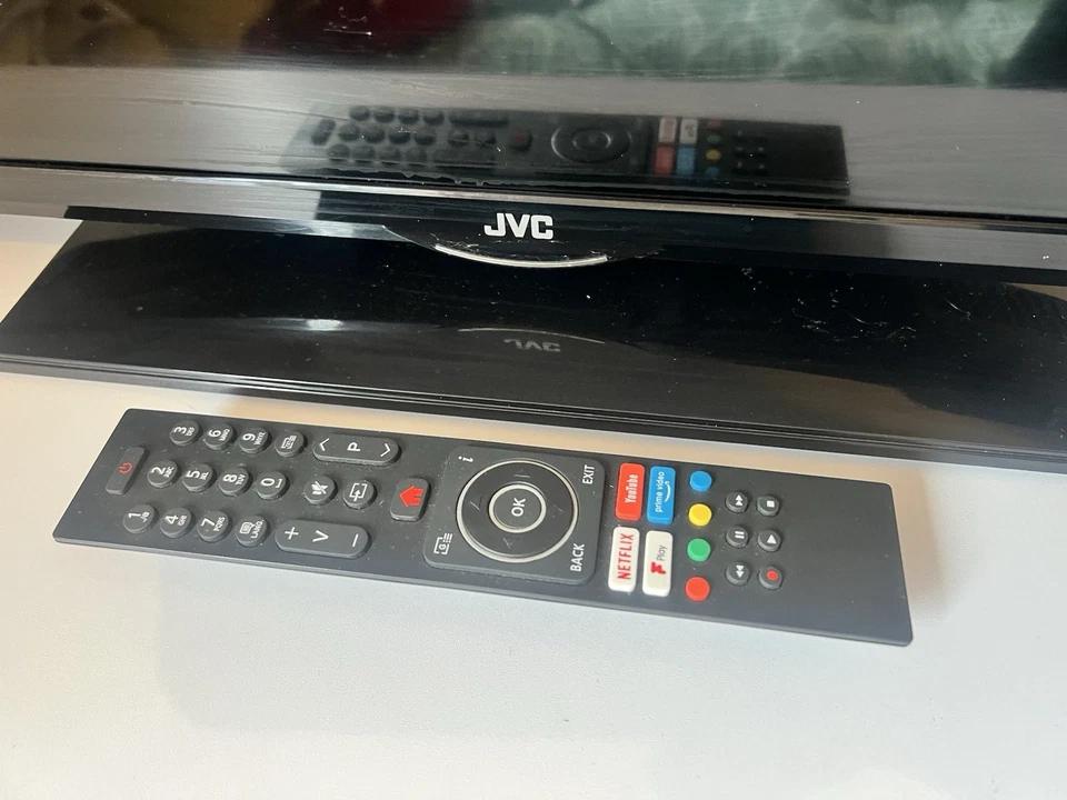 JVC 32" LED Smart TV - Image 3 of 3