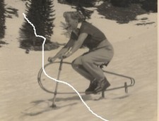 10x7cm Orig Baryt Foto 1950er Frau mit Schneebike Snowbike Kufen-Fahrrad