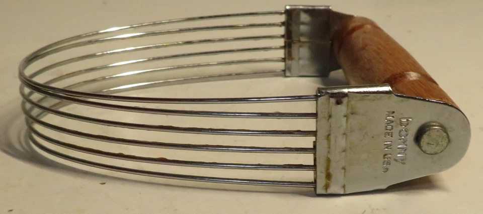 Vintage Bonny USA Flour Pastry Dough Blender Cutter Mixer with Wood Handle Used - Image 3 of 4