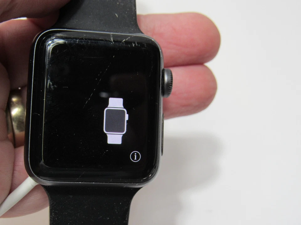 Reloj inteligente Apple Watch Series 2 38 mm carcasa de aluminio negro correa negra funcionando S17K Foto 4 de 4