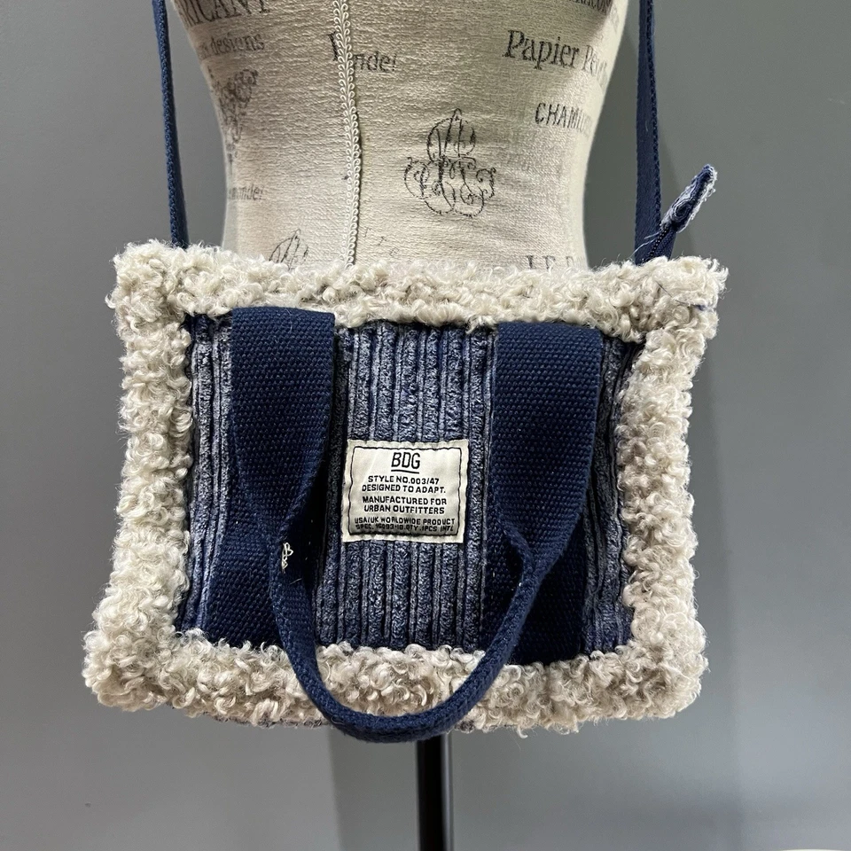 Mini Bolso de Mano BDG Serena Polar en Color Denim Urban Outfitters Exclusivo Foto 3 de 4