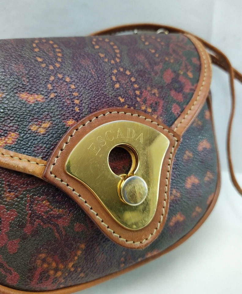 Bolso Bandolera Pequeño ESCADA Cuero Recubierto Marrón Tono Dorado Hebilla Cierre Solapa Foto 4 de 4