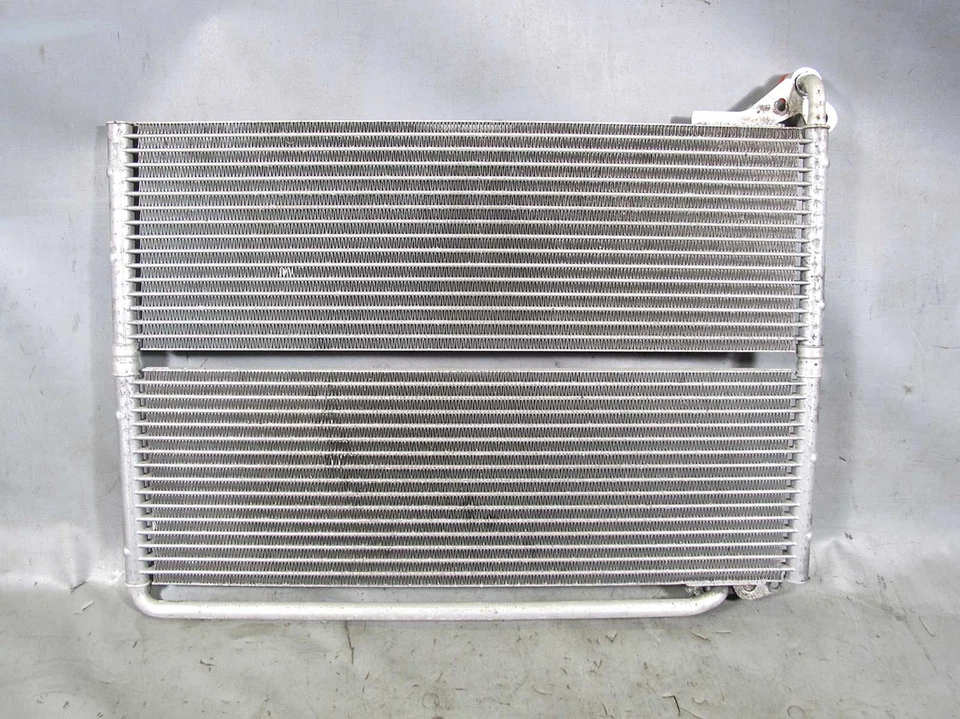 Radiador enfriador de aceite motor de fábrica BMW E60 550i E63 650i V8 2006-2010 usado Foto 4 de 4