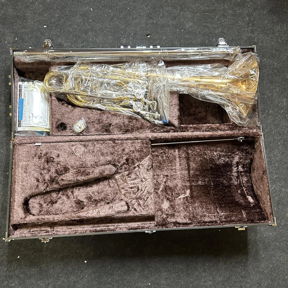 Trombón bajo profesional Yamaha YBL-620G, laca transparente con campana de latón dorado Foto 3 de 4