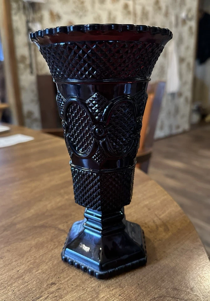 Jarrón vintage Avon 1876 colección Cape Cod rojo rubí con patas de vidrio prensado Foto 3 de 4