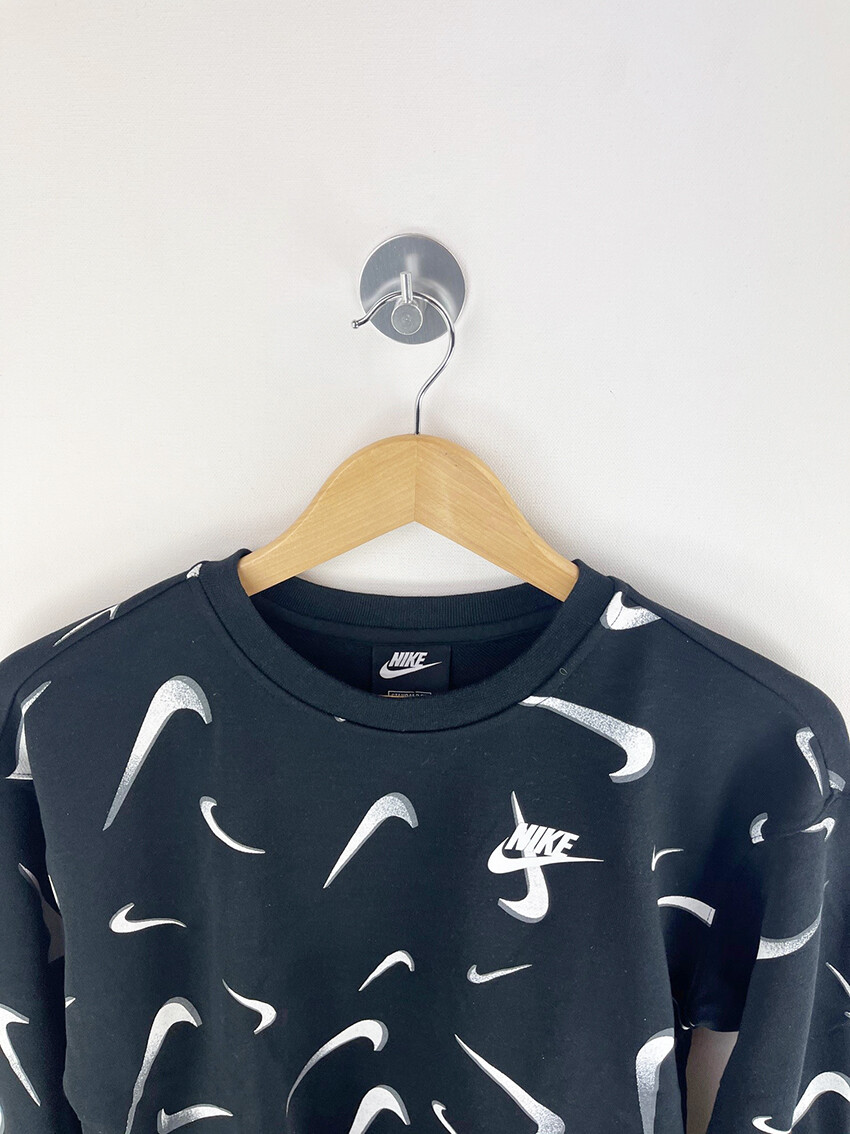 New Nike Boys DN5123-010 Standard Fit Logo Black Sweatshirt RRP