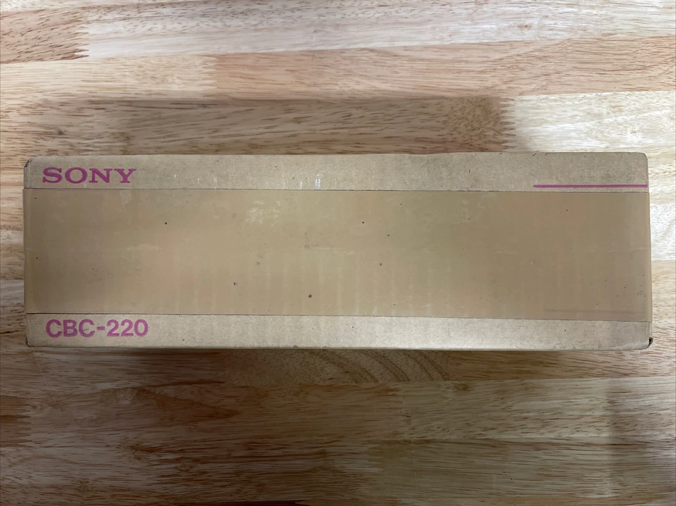 全新索尼车载电池充电器 CBC-220 原厂封装 复古 80 年代 — 第 2/3 张图片