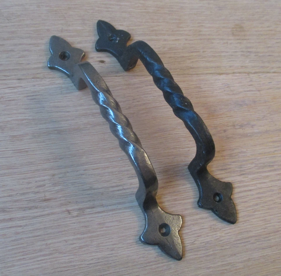 CAST IRON OLD GOTHIC TWISTED KITCHEN CABINET DOOR CUPBOARD DRAWER D PULL HANDLES - Image 2 of 3