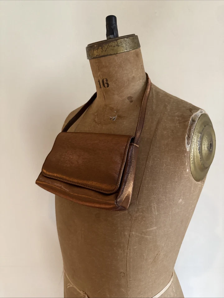 Mini bolso de noche satinado marrón vintage de la década de 1990 La Regale ~ iridiscente Foto 3 de 4