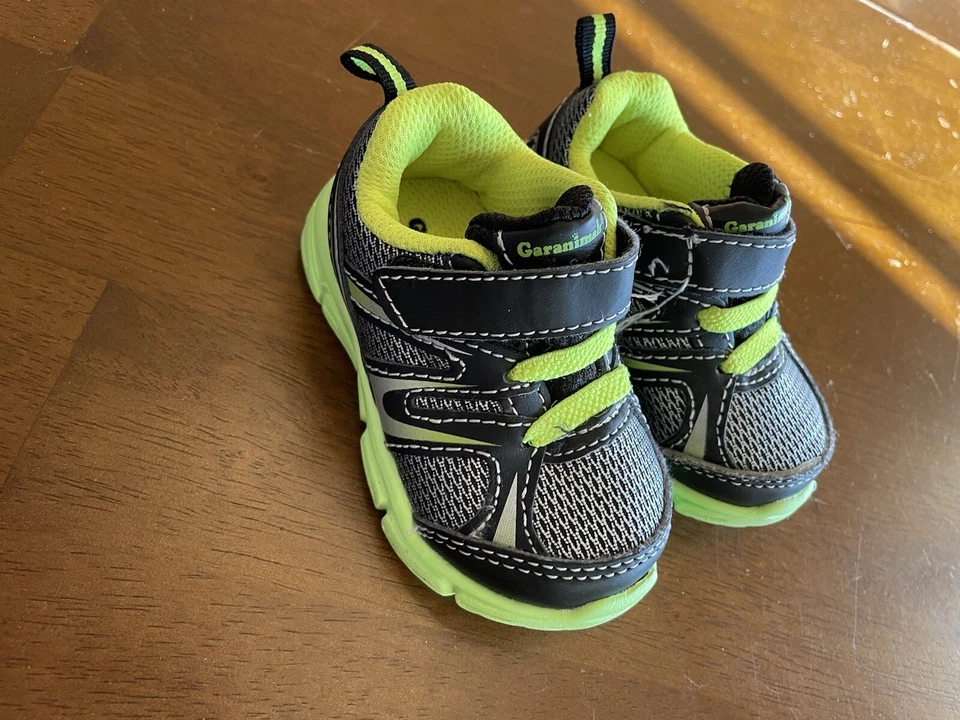 Zapato para niños pequeños Garanimals talla 3  Foto 2 de 4