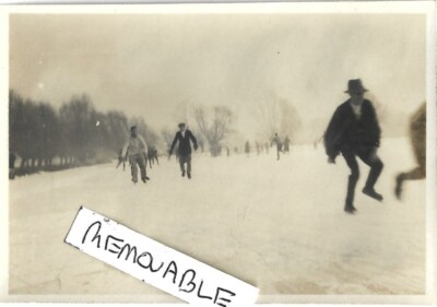 Vintage altes Foto Männer Mäntel Mütze Kappe Schlittschuhlaufen auf gefrorenem Vennsee 1920er