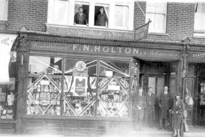 Qqf-80  F N Holton Tobacconist, Birchington-on-Sea, Kent. Photo