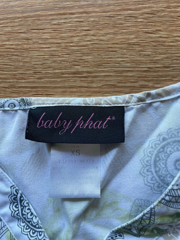 Baby Phat Mujer XS Blusa Médica, Manga Corta, Verde Multi y Cuello en V Foto 4 de 4