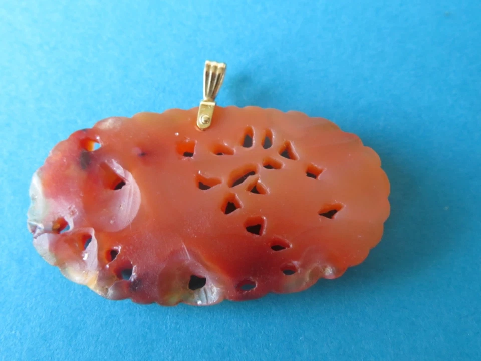 中国雕刻椭圆形玛瑙,卡内利吊坠 - 蝴蝶和花朵 - QING — 第 3/4 张图片