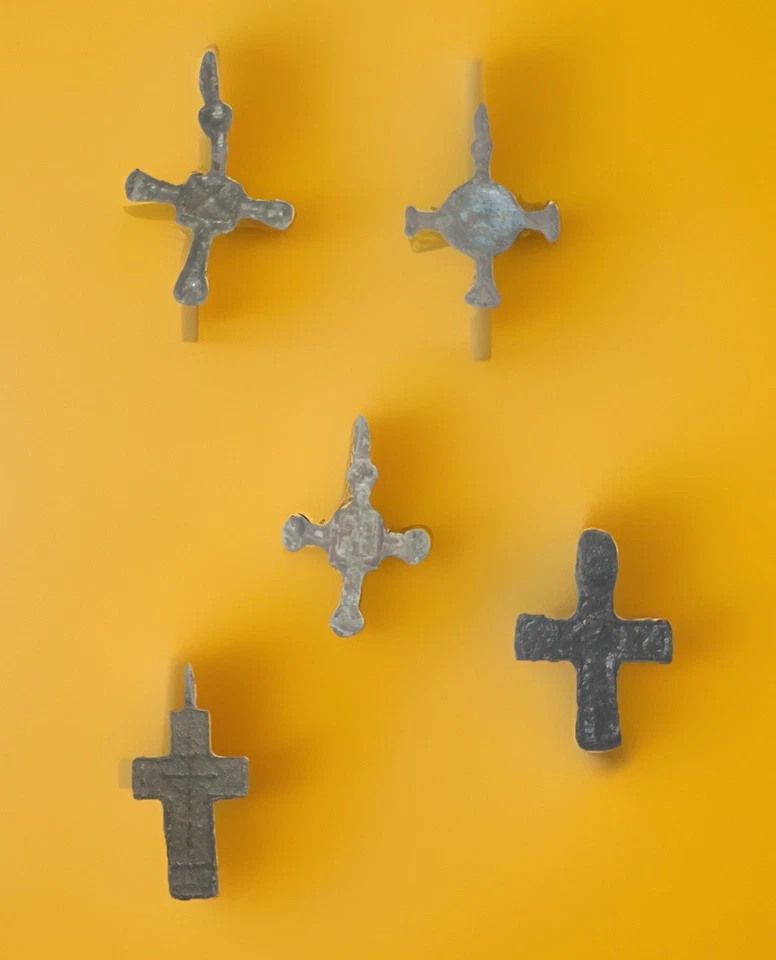 Cruz cristiana bizantina medieval y moderna temprana reliquias Curlandia Letonia Foto 2 de 4