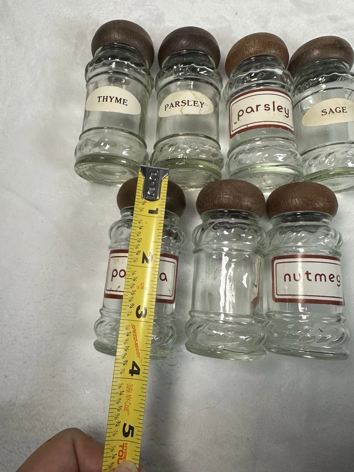 Juego de 7 botellas de especias de vidrio vintage estilo boticario con tapas de tapa de hongos de madera Foto 2 de 4