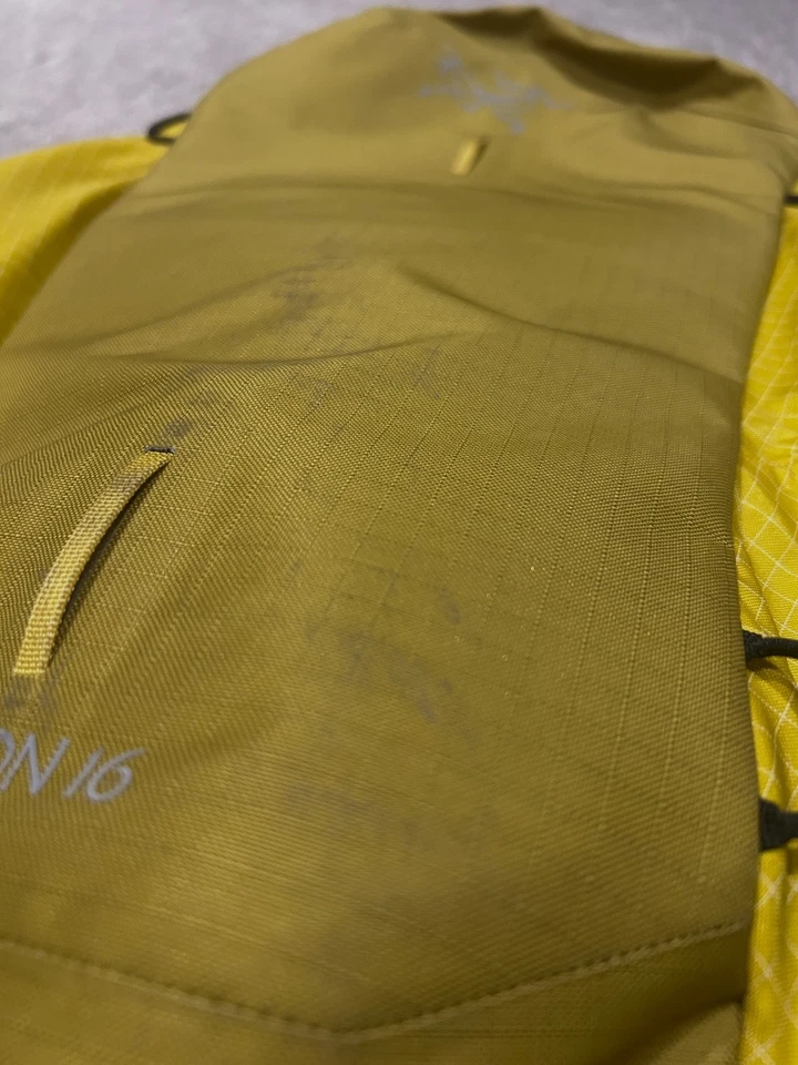 Mochila Arc'teryx Micon 16 en color amarillo mostaza/dorado.  Foto 3 de 4