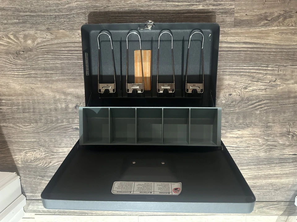 Caja de efectivo pequeña SentrySafe Foto 2 de 4