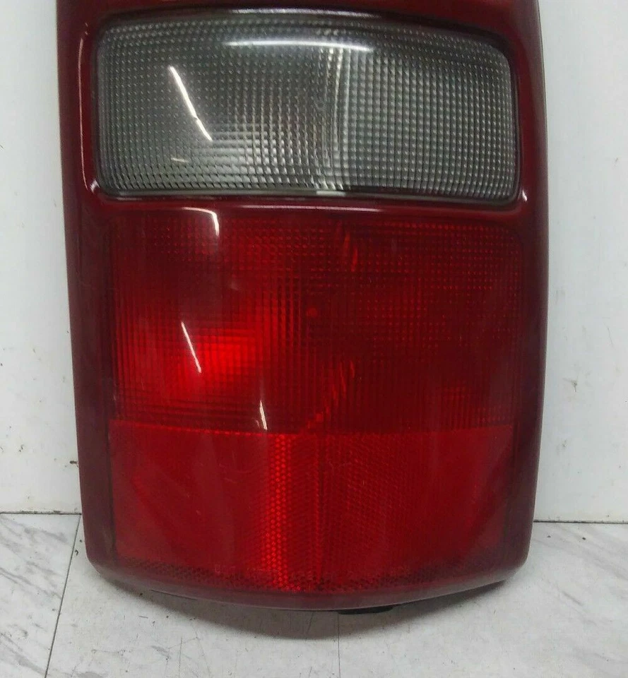 Chevy Suburban GMC Yukon 2000-2003 pasajero derecho luz trasera luz trasera Foto 2 de 4