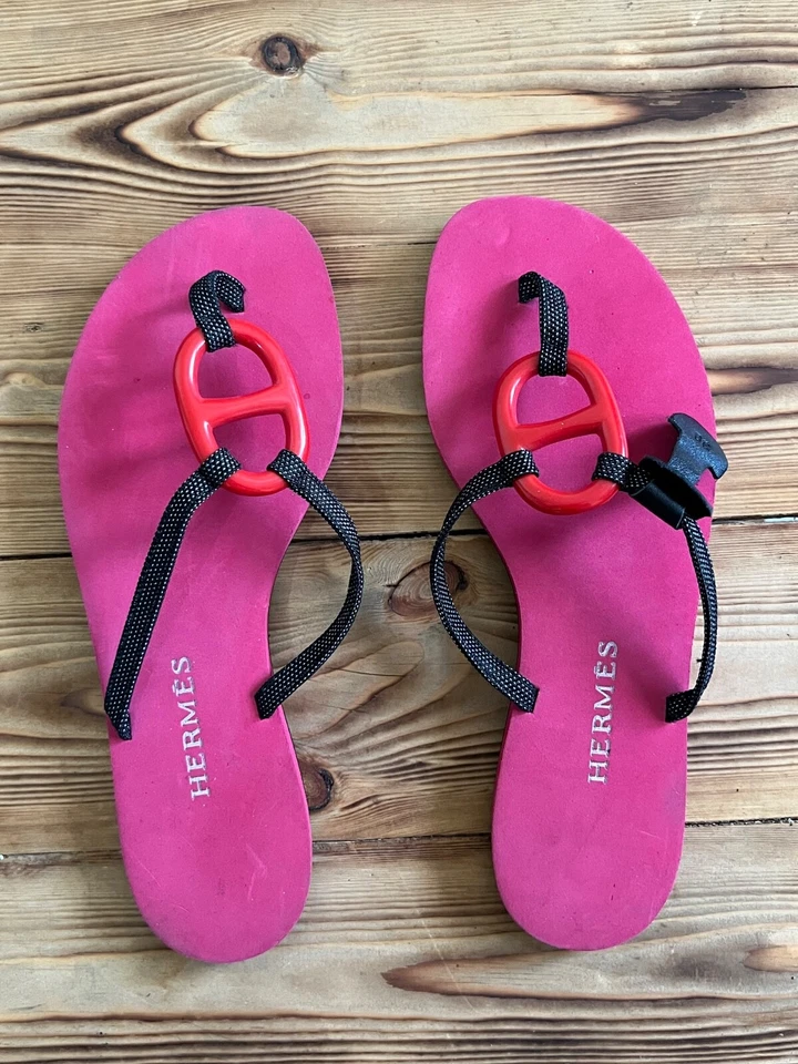 Hermes Beach Flip Flop Sandals In Size 39 EU|8 US|6 UK - Image 3 of 4