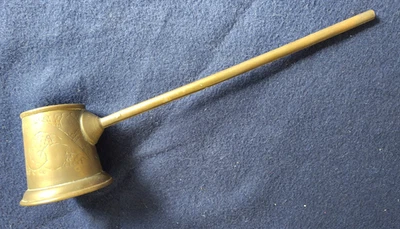 ÉTEIGNOIR À BOUGIE ANCIEN – LAITON GRAVÉ - Photo 1/4
