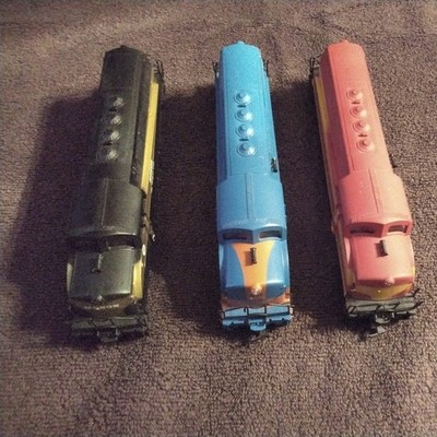 Ho 3 Model Train Engines Run Very Nice Clean Black One Missing Front Coupler.