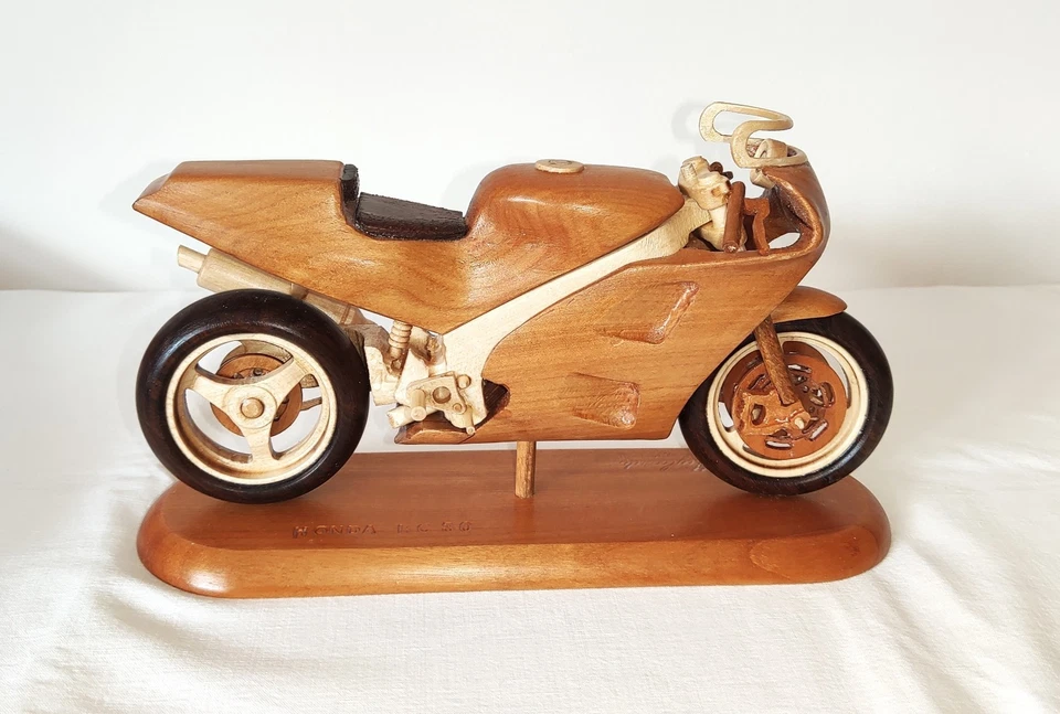 Modellino Moto HONDA RC30 SBK  SCALA 1:9 LegnI Ciliegio/Acero/Noce fatta a mano - Immagine 2 di 4