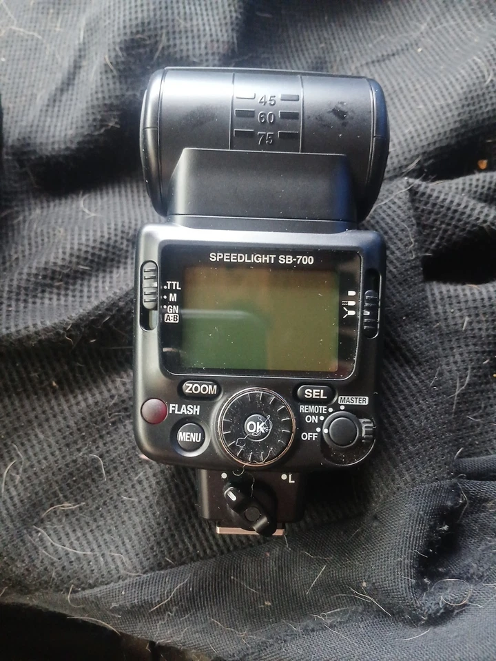 Nikon Speedlight SB-700 Shoe Mount Flash w/reflector, filters & case, used once - Image 4 of 4