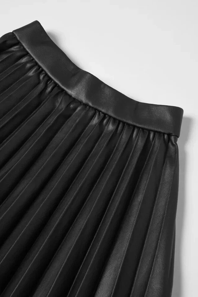 Zara Kids Girls Black Rubberized Pleated Faux Leather Pull on Skirt 6050/714 - Image 2 of 4