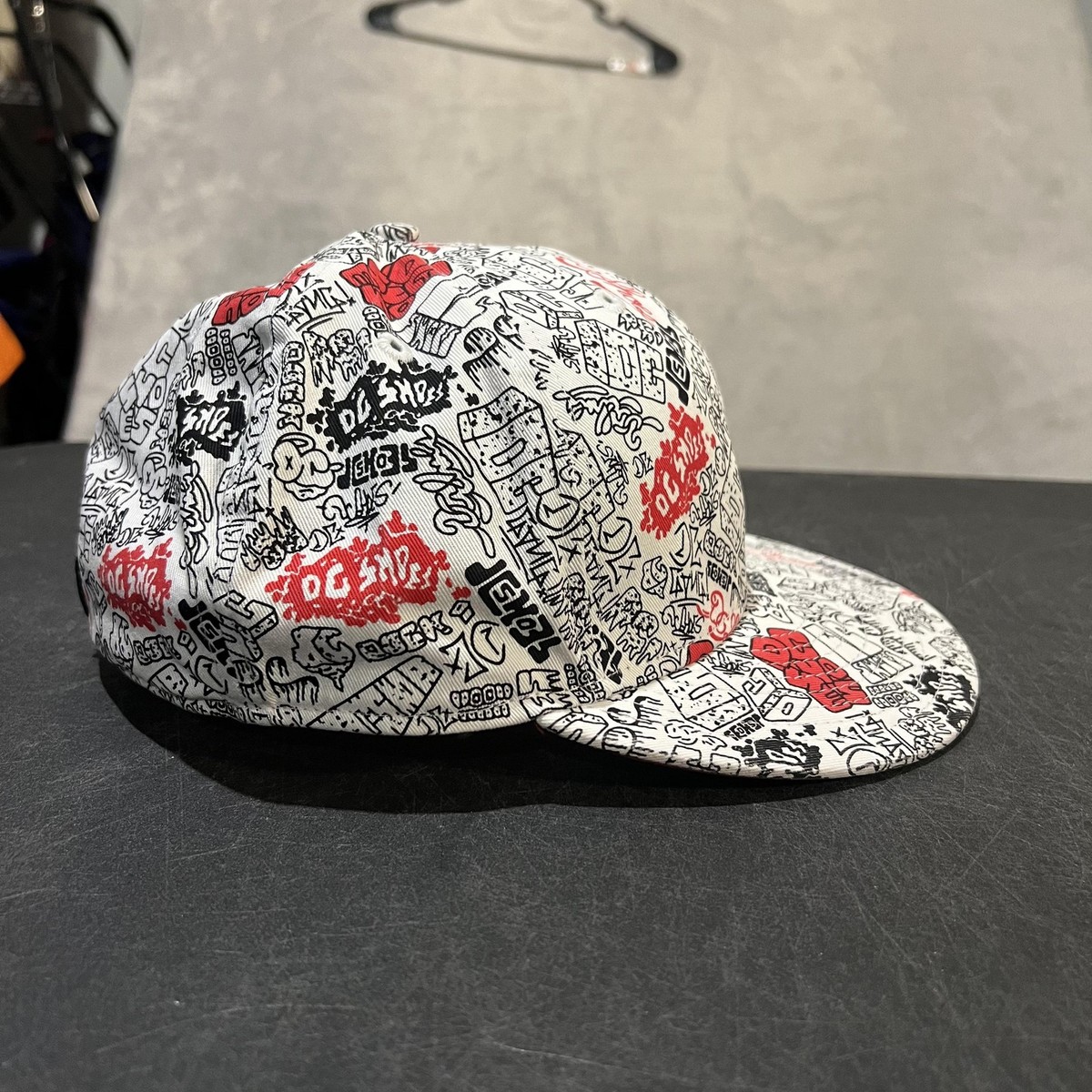 DC Shoes Hat Cap Fitted Mens 7 3/8 White Graffiti Print New Era DC Shoes Hat Cap Fitted Mens 7 3/8 White Graffiti Print New Era